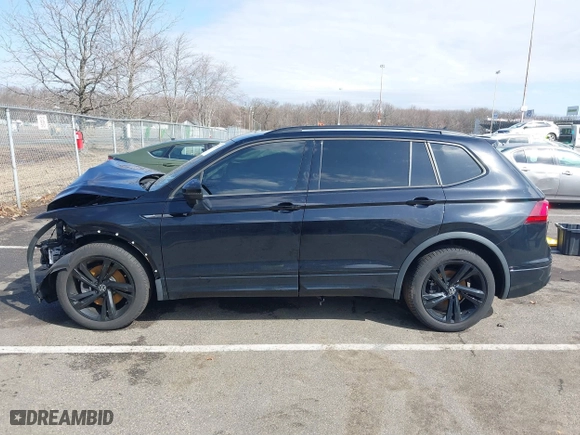 2023 Volkswagen Tiguan SE R-Line Black with VIN 3VVCB7AXXPM094621, listed as a IAAI auction lot 41737103 with 21,069 mi miles. Bid and sale history available at carsss.com. Image 14.