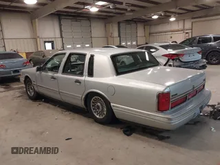 1997 Lincoln Town Car Executive z VIN 1LNLM81W0VY733723, wystawiony jako IAAI lot #41569359 z przebiegiem 104 356 mil mil oraz . Historia ofert i sprzedaży dostępna na DreamBid. Obrazek 3.