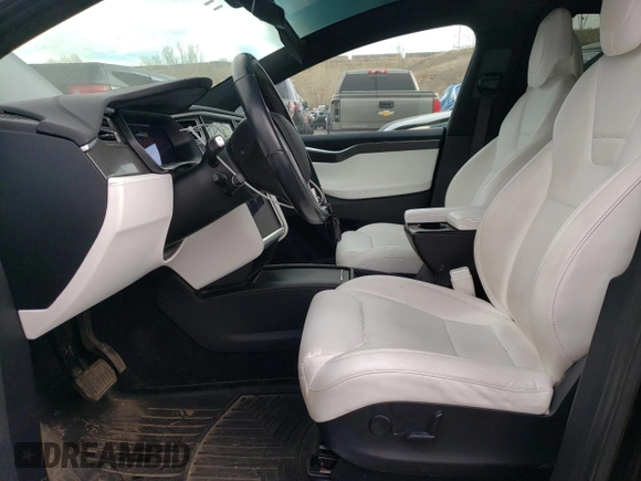 2017 Tesla Model X 90D z VIN 5YJXCBE2XHF060912, wystawiony jako Copart lot #85946834 z przebiegiem 135 277 mil mil oraz Szkoda całkowita • Salvage title. Historia ofert i sprzedaży dostępna na DreamBid. Obrazek 7.