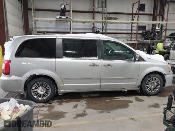 2011 Chrysler Town & Country Limited with VIN 2A4RR6DG3BR698226, listed as a IAAI auction lot 41598412 with 184,998 mi miles. Bid and sale history available at carsss.com. Image 13.