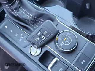 2023 Volkswagen Atlas SE z VIN 1V2HR2CA5PC526012, wystawiony jako IAAI lot #42796408 z przebiegiem 41 216 mil mil oraz . Historia ofert i sprzedaży dostępna na DreamBid. Obrazek 7.