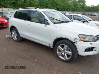 2013 Volkswagen Touareg Exec z VIN WVGEF9BP5DD005322, wystawiony jako IAAI lot #42146276 z przebiegiem 154 498 mil mil oraz . Historia ofert i sprzedaży dostępna na DreamBid. Obrazek 6.