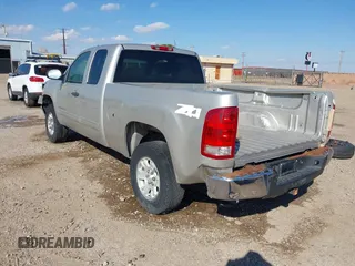 2008 GMC Sierra 1500 SLE1 z VIN 2GTEK19JX81233806, wystawiony jako IAAI lot #40382411 z przebiegiem 318 796 mil mil oraz . Historia ofert i sprzedaży dostępna na DreamBid. Obrazek 3.
