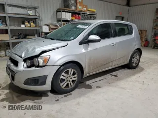 2012 Chevrolet Sonic LT z VIN 1G1JD6SB7C4103500, wystawiony jako Copart lot #42216255 z przebiegiem 186 742 mil mil oraz Szkoda całkowita • Salvage title. Historia ofert i sprzedaży dostępna na DreamBid. Obrazek 1.