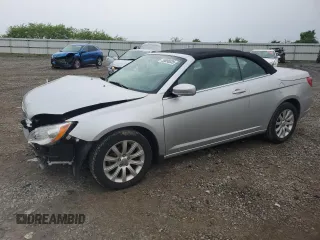 2011 Chrysler 200 Touring z VIN 1C3BC2EG4BN530158, wystawiony jako Copart lot #55896035 z przebiegiem 99 818 mil mil oraz Szkoda całkowita • Salvage title. Historia ofert i sprzedaży dostępna na DreamBid. Obrazek 1.