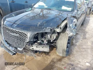 2020 Chrysler 300 S z VIN 2C3CCABT0LH180828, wystawiony jako IAAI lot #41370520 z przebiegiem 47 258 mil mil oraz . Historia ofert i sprzedaży dostępna na DreamBid. Obrazek 6.