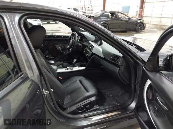 2013 BMW 3 Series 328i xDrive z VIN WBA3B3C55DJ812164, wystawiony jako IAAI lot #42473028 z przebiegiem 140 928 mil mil oraz . Historia ofert i sprzedaży dostępna na DreamBid. Obrazek 5.