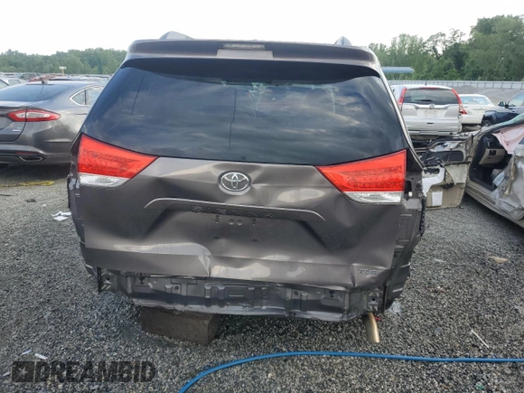 2013 Toyota Sienna XLE AAS z VIN 5TDYK3DCXDS297896, wystawiony jako Copart lot #57778165 z przebiegiem 239 360 mil mil oraz Szkoda całkowita • Salvage title. Historia ofert i sprzedaży dostępna na DreamBid. Obrazek 6.