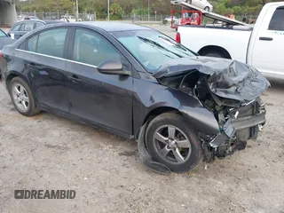 2014 Chevrolet Cruze 1LT z VIN 1G1PC5SB9E7446821, wystawiony jako IAAI lot #40723456 z przebiegiem 137 378 mil mil oraz . Historia ofert i sprzedaży dostępna na DreamBid. Obrazek 1.