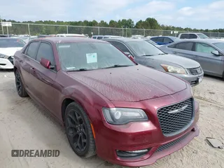2020 Chrysler 300 S z VIN 2C3CCABT0LH233849, wystawiony jako IAAI lot #40689077 z przebiegiem 77 405 mil mil oraz . Historia ofert i sprzedaży dostępna na DreamBid. Obrazek 1.