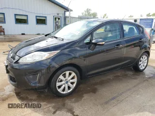 2013 Ford Fiesta SE z VIN 3FADP4EJ8DM103780, wystawiony jako Copart lot #55989615 z przebiegiem 116 338 mil mil oraz Szkoda całkowita • Salvage title. Historia ofert i sprzedaży dostępna na DreamBid. Obrazek 1.