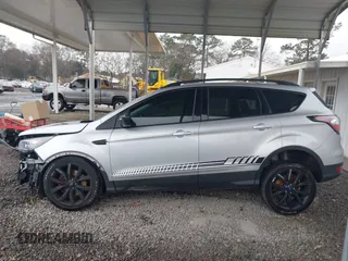 2018 Ford Escape SE z VIN 1FMCU9GD1JUB35184, wystawiony jako IAAI lot #41611285 z przebiegiem 142 267 mil mil oraz . Historia ofert i sprzedaży dostępna na DreamBid. Obrazek 15.