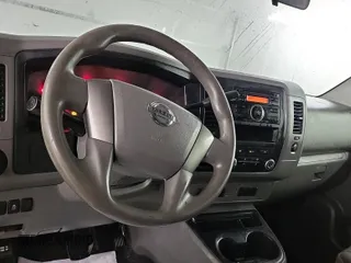 2012 Nissan NV Cargo S z VIN 1N6BF0KM2CN110091, wystawiony jako IAAI lot #42339749 z przebiegiem 181 328 mil mil oraz . Historia ofert i sprzedaży dostępna na DreamBid. Obrazek 1.