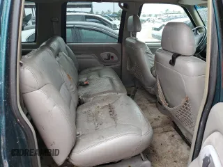 1996 GMC Suburban z VIN 1GKEC16R2TJ714191, wystawiony jako Copart lot #74660264 z przebiegiem 186 801 mil mil oraz Szkody całkowita. Historia ofert i sprzedaży dostępna na DreamBid. Obrazek 10.