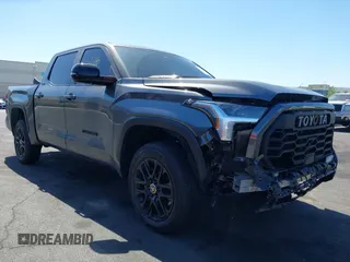 2024 Toyota Tundra Limited Hybrid z VIN 5TFWC5DB5RX059978, wystawiony jako IAAI lot #42265346 z przebiegiem 16 882 mil mil oraz . Historia ofert i sprzedaży dostępna na DreamBid. Obrazek 1.