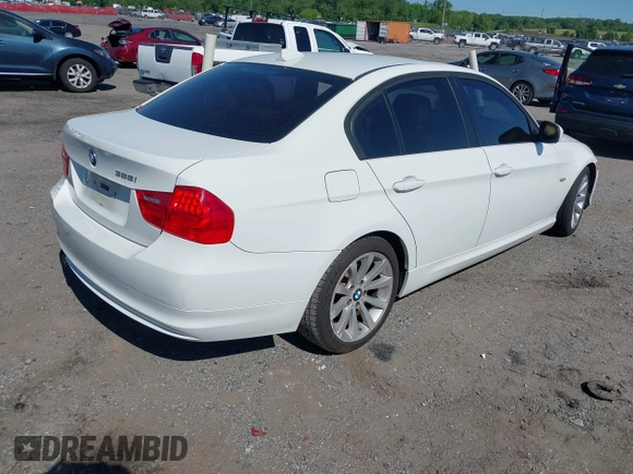 2011 BMW 3 Series 328i z VIN WBAPH5C55BF093784, wystawiony jako IAAI lot #42215106 z przebiegiem 119 577 mil mil oraz . Historia ofert i sprzedaży dostępna na DreamBid. Obrazek 4.