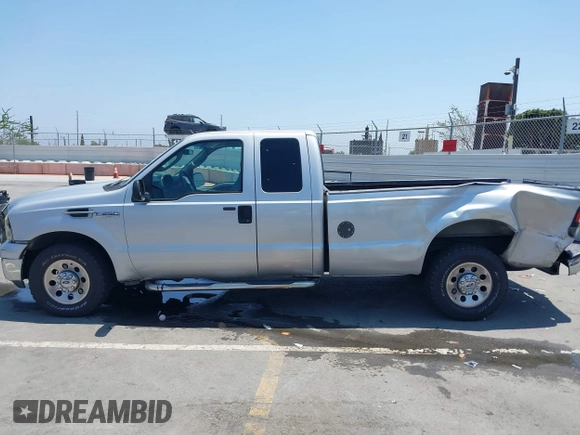 2005 Ford F-250 XL z VIN 1FTSX20555EC81170, wystawiony jako IAAI lot #42603180 z przebiegiem 111 720 mil mil oraz . Historia ofert i sprzedaży dostępna na DreamBid. Obrazek 14.