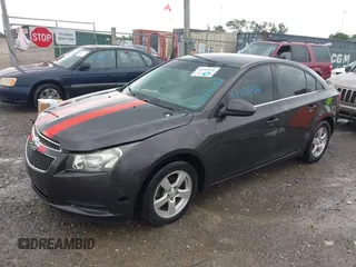 2014 Chevrolet Cruze 1LT z VIN 1G1PC5SBXE7336621, wystawiony jako IAAI lot #42290252 z przebiegiem 184 453 mil mil oraz . Historia ofert i sprzedaży dostępna na DreamBid. Obrazek 2.