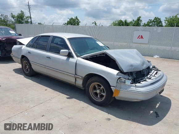 1996 Ford Crown Victoria LX z VIN 2FALP74W4TX200987, wystawiony jako IAAI lot #42315590 z przebiegiem 65 552 mil mil oraz . Historia ofert i sprzedaży dostępna na DreamBid. Obrazek 1.