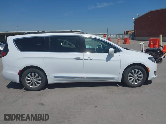 2017 Chrysler Pacifica Touring L z VIN 2C4RC1BGXHR759030, wystawiony jako IAAI lot #42019116 z przebiegiem 110 454 mil mil oraz . Historia ofert i sprzedaży dostępna na DreamBid. Obrazek 13.