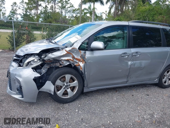 2018 Toyota Sienna LE Auto Access Seat with VIN 5TDKZ3DC5JS945951, listed as a IAAI auction lot 41689856 with 103,537 mi miles. Bid and sale history available at carsss.com. Image 6.