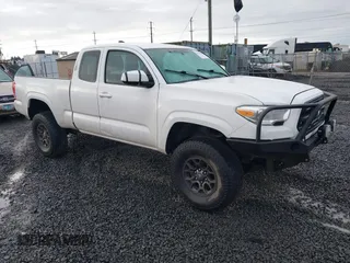 2016 Toyota Tacoma SR z VIN 5TFSX5EN1GX045004, wystawiony jako IAAI lot #41620258 z przebiegiem 122 241 mil mil oraz . Historia ofert i sprzedaży dostępna na DreamBid. Obrazek 1.
