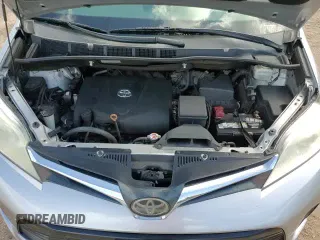 2019 Toyota Sienna LE Auto Access Seat z VIN 5TDKZ3DC3KS983163, wystawiony jako Copart lot #82769425 z przebiegiem 104 950 mil mil oraz Czysty tytuł • Clean title. Historia ofert i sprzedaży dostępna na DreamBid. Obrazek 14.