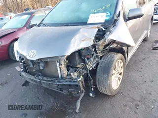 2017 Toyota Sienna XLE z VIN 5TDDZ3DC3HS171329, wystawiony jako IAAI lot #41136030 z przebiegiem 115 990 mil mil oraz . Historia ofert i sprzedaży dostępna na DreamBid. Obrazek 6.