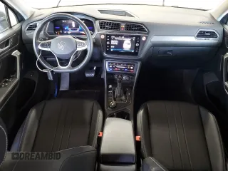2024 Volkswagen Tiguan SE z VIN 3VV2B7AX0RM107682, wystawiony jako Copart lot #63655555 z przebiegiem 46 998 mil mil oraz Czysty tytuł • Clean title. Historia ofert i sprzedaży dostępna na DreamBid. Obrazek 8.