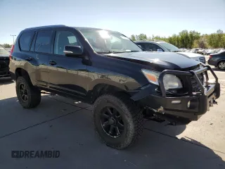 2013 Lexus GX 460 z VIN JTJBM7FX7D5060423, wystawiony jako Copart lot #57287435 z przebiegiem 180 625 mil mil oraz Szkoda całkowita • Salvage title. Historia ofert i sprzedaży dostępna na DreamBid. Obrazek 4.