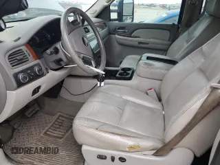 2009 GMC Sierra 2500HD SLT z VIN 1GTHK63609F152337, wystawiony jako Copart lot #45722975 z przebiegiem 251 993 mil mil oraz Szkoda całkowita • Salvage title. Historia ofert i sprzedaży dostępna na DreamBid. Obrazek 7.