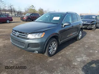 2014 Volkswagen Touareg Sport z VIN WVGEF9BP9ED010718, wystawiony jako IAAI lot #41786403 z przebiegiem 149 569 mil mil oraz . Historia ofert i sprzedaży dostępna na DreamBid. Obrazek 2.