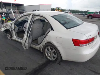 2006 Hyundai Sonata GLS z VIN KMHEU46C06A091417, wystawiony jako IAAI lot #42364241 z przebiegiem 131 054 mil mil oraz . Historia ofert i sprzedaży dostępna na DreamBid. Obrazek 3.
