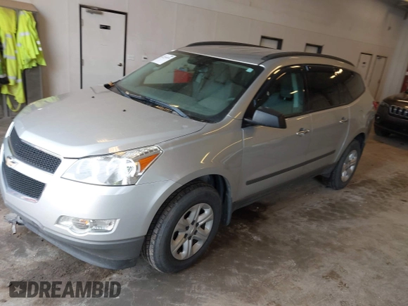 2012 Chevrolet Traverse LS z VIN 1GNKRFED4CJ382357, wystawiony jako IAAI lot #42254830 z przebiegiem 137 422 mil mil oraz . Historia ofert i sprzedaży dostępna na DreamBid. Obrazek 2.