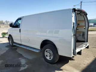 2024 Chevrolet Express Cargo z VIN 1GCWGAFP8R1271654, wystawiony jako Copart lot #50373785 z przebiegiem 3 947 mil mil oraz Czysty tytuł • Clean title. Historia ofert i sprzedaży dostępna na DreamBid. Obrazek 2.