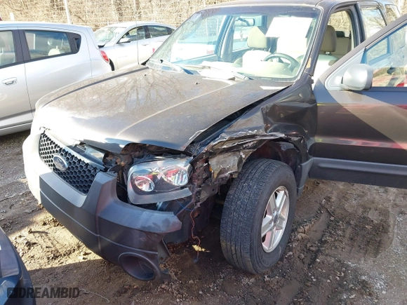 2007 Ford Escape XLS with VIN 1FMYU92Z37KB90832, listed as a IAAI auction lot 41217549 with 114,433 mi miles. Bid and sale history available at carsss.com. Image 6.