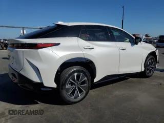 2024 Lexus RZ 300e Premium z VIN JTJABABB5RA005041, wystawiony jako Copart lot #72653024 z przebiegiem 3385 mil mil oraz Szkody całkowita. Historia ofert i sprzedaży dostępna na DreamBid. Obrazek 3.