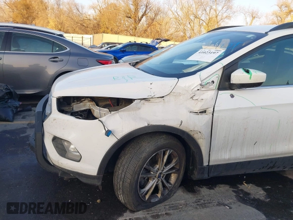2018 Ford Escape SE z VIN 1FMCU9GD6JUC13023, wystawiony jako IAAI lot #41023197 z przebiegiem 105 489 mil mil oraz . Historia ofert i sprzedaży dostępna na DreamBid. Obrazek 6.