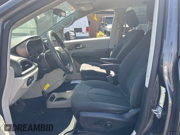 2019 Chrysler Pacifica Touring with VIN 2C4RC1DG9KR556134, listed as a IAAI auction lot 42658532 with 72,146 mi miles and . Bid and sale history available at DreamBid. Image 15.