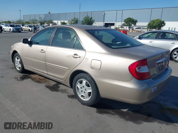 2002 Toyota Camry XLE z VIN 4T1BF32KX2U034414, wystawiony jako IAAI lot #42281225 z przebiegiem 141 434 mil mil oraz . Historia ofert i sprzedaży dostępna na DreamBid. Obrazek 3.