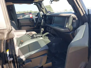 2024 Ford Bronco Big Bend z VIN 1FMDE7BH5RLA53797, wystawiony jako IAAI lot #41920749 z przebiegiem 13 399 mil mil oraz . Historia ofert i sprzedaży dostępna na DreamBid. Obrazek 5.