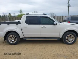 2008 Ford Explorer Sport Trac Limited z VIN 1FMEU53E18UA41560, wystawiony jako IAAI lot #42005271 z przebiegiem 98 970 mil mil oraz . Historia ofert i sprzedaży dostępna na DreamBid. Obrazek 13.