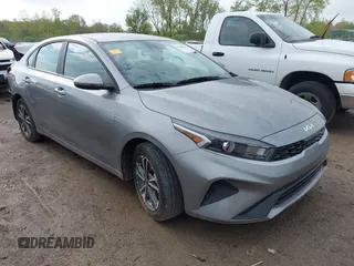 2024 Kia Forte LXS z VIN 3KPF24AD5RE811424, wystawiony jako IAAI lot #42160399 z przebiegiem 12 368 mil mil oraz . Historia ofert i sprzedaży dostępna na DreamBid. Obrazek 1.