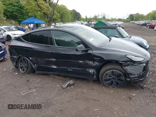 2024 Tesla Model Y Long Range z VIN 7SAYGDEE5RF130335, wystawiony jako IAAI lot #42250979 z przebiegiem 20 300 mil mil oraz . Historia ofert i sprzedaży dostępna na DreamBid. Obrazek 12.