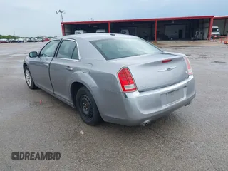 2013 Chrysler 300 z VIN 2C3CCAAG2DH572652, wystawiony jako IAAI lot #42445906 z przebiegiem 224 235 mil mil oraz . Historia ofert i sprzedaży dostępna na DreamBid. Obrazek 3.