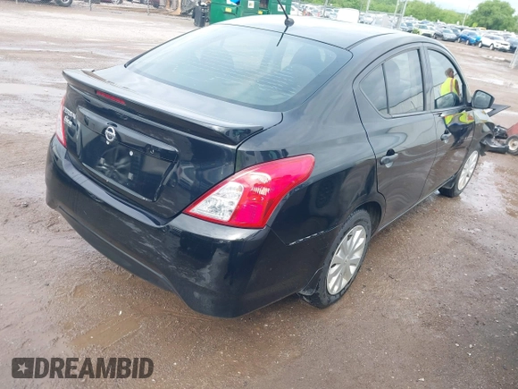 2016 Nissan Versa S z VIN 3N1CN7AP3GL907876, wystawiony jako IAAI lot #42134165 z przebiegiem 75 869 mil mil oraz . Historia ofert i sprzedaży dostępna na DreamBid. Obrazek 4.