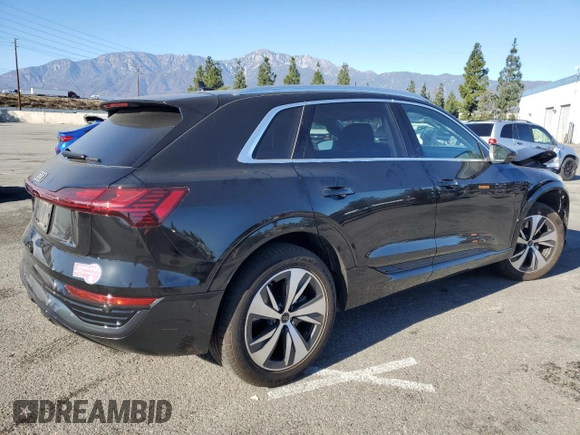 2024 Audi Q8 e-tron Premium Plus z VIN WA15AAGE1RB033711, wystawiony jako Copart lot #88577355 z przebiegiem 13 411 mil mil oraz Szkoda całkowita • Salvage title. Historia ofert i sprzedaży dostępna na DreamBid. Obrazek 3.