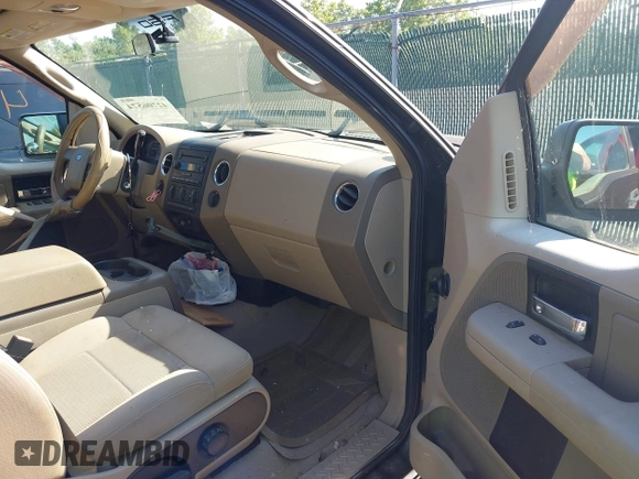 2006 Ford F-150 XLT z VIN 1FTPX14586FA06690, wystawiony jako IAAI lot #42706574 z przebiegiem 145 582 mil mil oraz . Historia ofert i sprzedaży dostępna na DreamBid. Obrazek 5.
