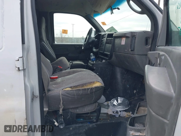 2007 Chevrolet Express Cargo Van with VIN 1GCGG25VX71142791, listed as a IAAI auction lot 41499942 with 235,223 mi miles. Bid and sale history available at carsss.com. Image 5.
