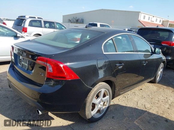 2013 Volvo S60 T5 Premier z VIN YV1612FS8D2191148, wystawiony jako IAAI lot #41866362 z przebiegiem 200 847 mil mil oraz . Historia ofert i sprzedaży dostępna na DreamBid. Obrazek 4.